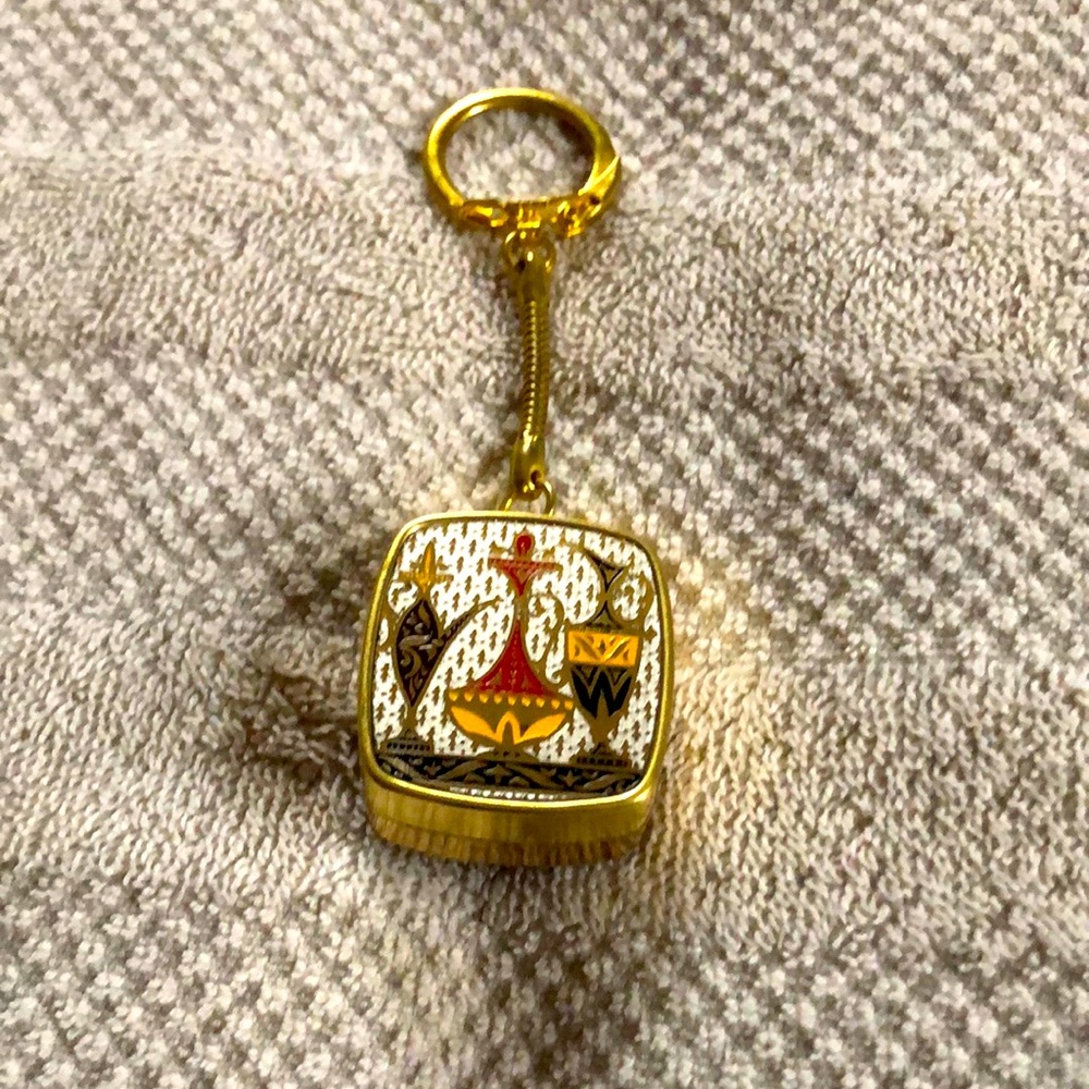 Vintage music box.key case works. Nice piece. Nice vase print💼💼💼👜👜🦩 EUC